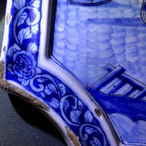 Een blauwwitte Delftse plaquette met maritiem decor, 18e eeuw — foto 23