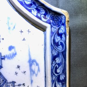 Een blauwwitte Delftse plaquette met maritiem decor, 18e eeuw — foto 3