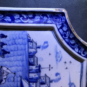 Een blauwwitte Delftse plaquette met maritiem decor, 18e eeuw — foto 4