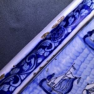 Een blauwwitte Delftse plaquette met maritiem decor, 18e eeuw — foto 5
