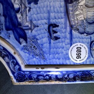 Een blauwwitte Delftse plaquette met maritiem decor, 18e eeuw — foto 9