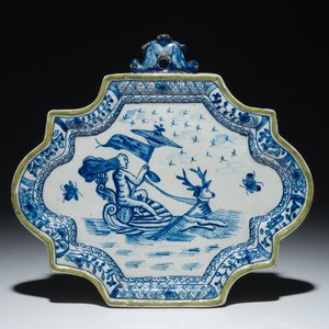 Een blauwwitte Delftse plaquette met mythologisch decor, 18e eeuw — foto 1