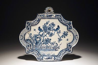 Een blauwwitte Delftse plaquette met vogels bij bloesems, 18e eeuw