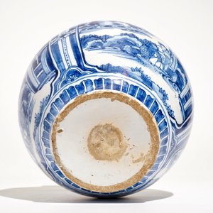 Een blauwwitte Delftse pot en een schotel met chinoiseriedecor, Nederland of Frankfurt, 2e helft 17e eeuw — foto 9