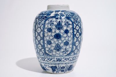 Een blauwwitte Delftse pot met chinoiseriedecor, 17e eeuw