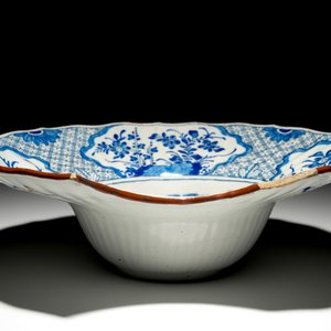 Een blauwwitte Delftse scheerkom met chinoiserie decor, 18e eeuw — foto 2