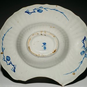 Een blauwwitte Delftse scheerkom met chinoiserie decor, 18e eeuw — foto 4