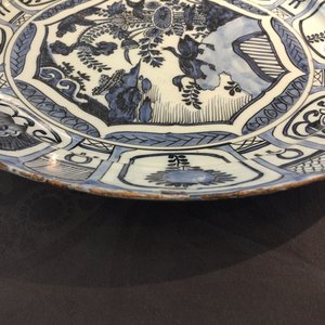 Een blauwwitte Delftse schotel met chinoiserie decor in kraak-stijl, laatste kwart 17e eeuw — foto 7