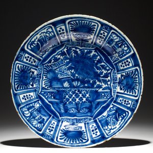 Een blauwwitte Delftse schotel met chinoiseriedecor in kraak-stijl, 1e helft 18e eeuw — foto 1