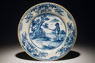 Een blauwwitte Delftse schotel met " De jonge visser" naar Bloemaert, 18e eeuw