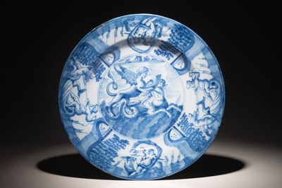 Een blauwwitte Delftse schotel met mythologisch decor, 1e helft 18e eeuw