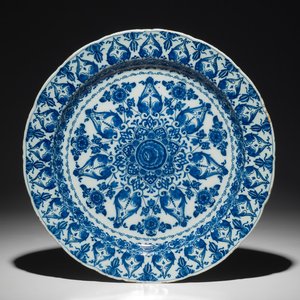 Een blauwwitte Delftse schotel met ornamentdecor, 1e helft 18e eeuw — foto 1