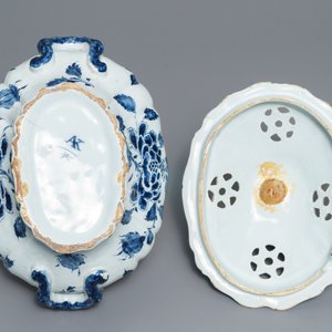 Een blauwwitte Delftse soepterrine met opengewerkt deksel en appel als dekselknop, 18e eeuw — foto 6