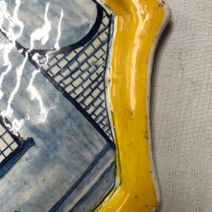 Een blauwwitte Delftse 'tabakswinkel' plaquette met gele rand, 18e eeuw — foto 13
