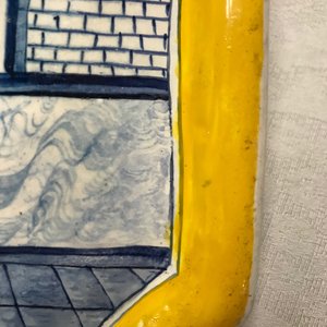 Een blauwwitte Delftse 'tabakswinkel' plaquette met gele rand, 18e eeuw — foto 5