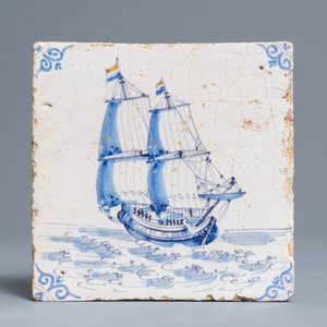 Een blauwwitte Delftse tegel met een tweemaster met Nederlandse vlag, Harlingen, 17e eeuw — foto 1