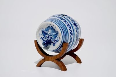 Een blauwwitte Delftse tonvormige flacon, gedateerd 1719
