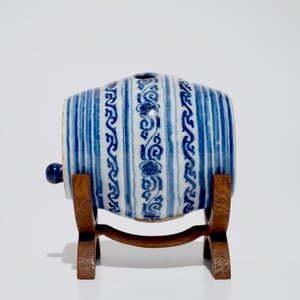 Een blauwwitte Delftse tonvormige flacon, gedateerd 1719 — foto 5