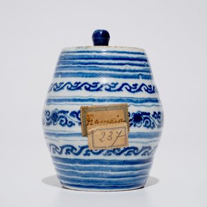 Een blauwwitte Delftse tonvormige flacon, gedateerd 1719 — foto 7