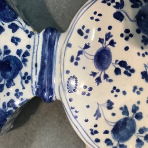 Een blauwwitte Delftse tulpenvaas met floraal decor, 18e eeuw — foto 10