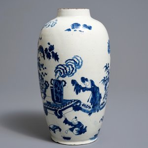 Een blauwwitte Delftse vaas met chinoiserie decor, 17/18e eeuw — foto 1