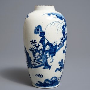 Een blauwwitte Delftse vaas met chinoiserie decor, 17/18e eeuw — foto 2