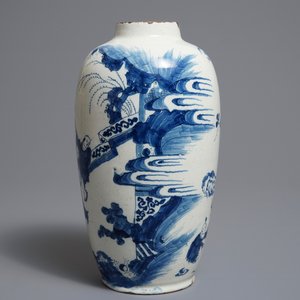 Een blauwwitte Delftse vaas met chinoiserie decor, 17/18e eeuw — foto 3