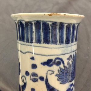 Een blauwwitte Delftse vaas met chinoiserie decor, 18e eeuw — foto 7