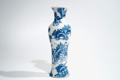 Een blauwwitte Delftse vaas met chinoiserie decor, 2e helft 17e eeuw