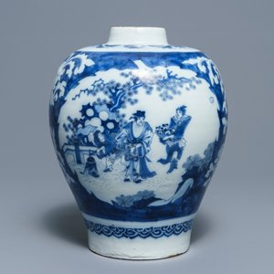 Een blauwwitte Delftse vaas met chinoiserie decor, eind 17e eeuw — foto 3
