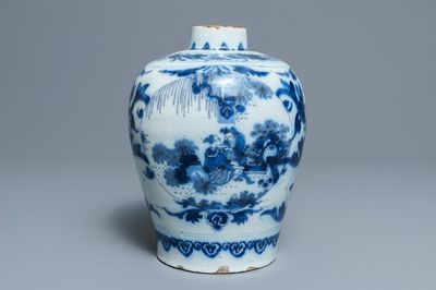 Een blauwwitte Delftse vaas met chinoiserie decor, laatste kwart 17e eeuw