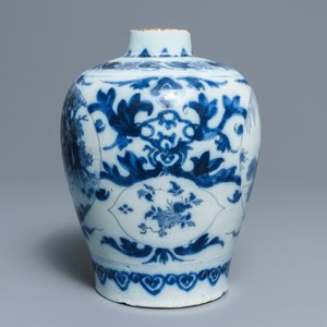 Een blauwwitte Delftse vaas met chinoiserie decor, laatste kwart 17e eeuw — foto 4