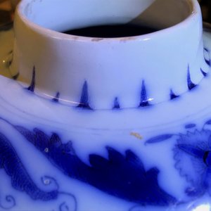 Een blauwwitte Delftse vaas met chinoiserie decor, laatste kwart 17e eeuw — foto 8