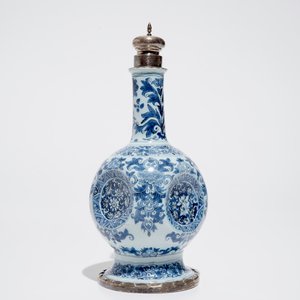 Een blauwwitte Delftse vaas met zilveren montuur, Samuel van Eenhoorn, 1678 - 1686 — foto 2