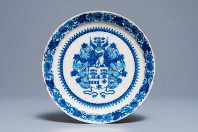 Een blauwwitte Delftse wapenschotel, 17/18e eeuw