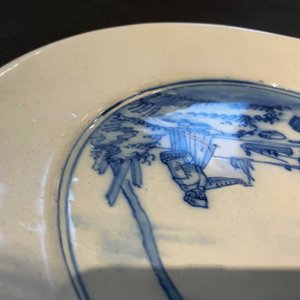 Een blauwwitte Delftse wapenschotel met datum 1683 en een blauwwit bord met landschap, 17e eeuw — foto 14