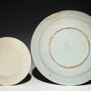 Een blauwwitte Delftse wapenschotel met datum 1683 en een blauwwit bord met landschap, 17e eeuw — foto 2