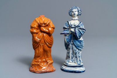 Een blauwwitte figuur van een dame en een fragment in aardewerk, Friesland, Harlingen, ca. 1775