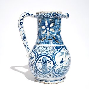 Een blauwwitte fopkan met chinoiserie decor, Delft of Rotterdam, gedat. 1734 — foto 4