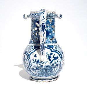 Een blauwwitte fopkan met chinoiserie decor, Delft of Rotterdam, gedat. 1734 — foto 5