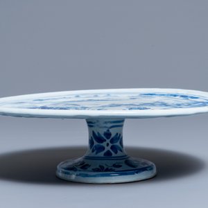 Een blauwwitte Frans aardewerken tazza met romantisch decor, Nevers, eind 17e eeuw — foto 3