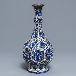 Een blauwwitte gefacetteerde vaas met zilveren montuur in Safavid stijl, Samson, Parijs, 19e eeuw — foto 4