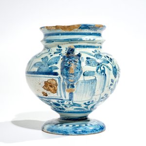 Een blauwwitte Italiaanse majolica apothekerspot met wapenschild, Savona, 18e eeuw — foto 4