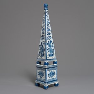 Een blauwwitte obelisk met floraal decor, Braunschweig, Duitsland, 18e eeuw — foto 1