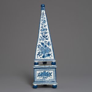Een blauwwitte obelisk met floraal decor, Braunschweig, Duitsland, 18e eeuw — foto 3