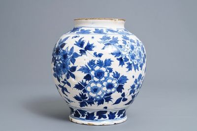 Een blauwwitte pot in Engels Delfts aardewerk met chinoiserie decor, 18e eeuw