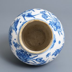 Een blauwwitte pot in Engels Delfts aardewerk met chinoiserie decor, 18e eeuw — foto 5