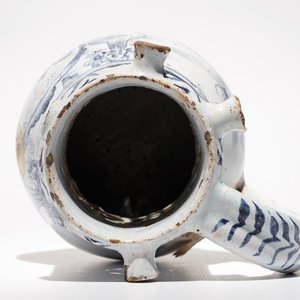 Een blauwwitte puzzelkan in Franse faience, mogelijk Lille, 18e eeuw — foto 6