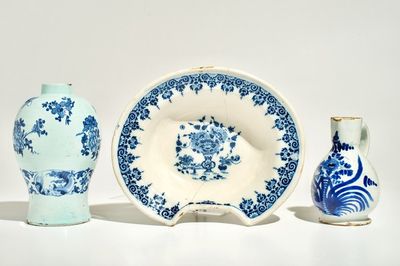 Een blauwwitte scheerkom, een chinoiserie vaas en een kannetje, Nevers en Moustiers, Frankrijk, 17/18e eeuw