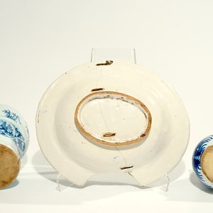 Een blauwwitte scheerkom, een chinoiserie vaas en een kannetje, Nevers en Moustiers, Frankrijk, 17/18e eeuw — foto 7